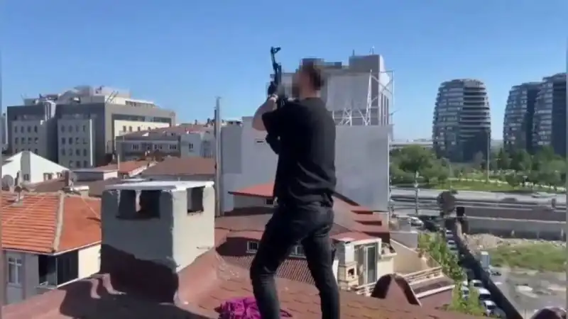 İstanbul'da İnanılmaz Operasyon: Çatıdan Bacaya Saklanan AK-47 Silahı Ele Geçirildi!