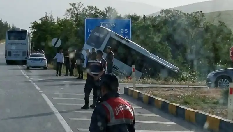 Isparta’da Feci Kaza: Tur Otobüsü ile Yolcu Otobüsü Çarpıştı, Yaralılar Var!