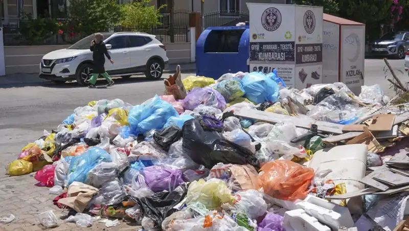 İzmir’de Çöp Yığınları Tehlike Saçmaya Devam Ediyor: Neden ve Çözüm Yolları Neler?