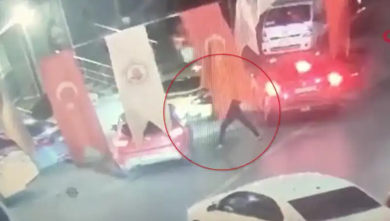 Kağıthane'de Sokak Ortasında İşlenen Cinayet: Otomobildeki Genç Kurşun Yağmuruna Tuttu