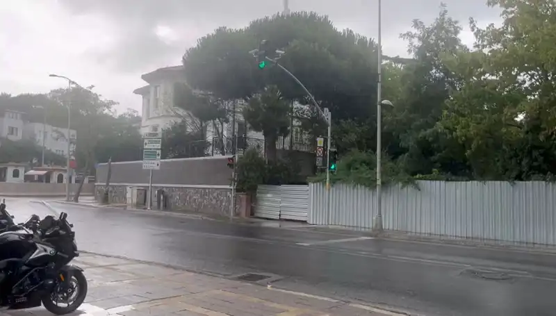 İstanbul'da Şiddetli Sağanak Yağmur Hayatı Olumsuz Etkiliyor