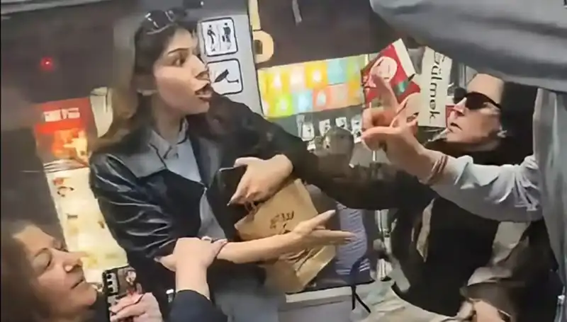 Tramvayda Kadınlar Arasında Tekmeli ve Küfürlü Yer Kavgası Ortalığı Karıştırdı
