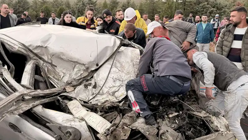 TIR ile Çarpışan Otomobil: Kaza Sonrası Gözler Korkunç Manzaraya Takıldı