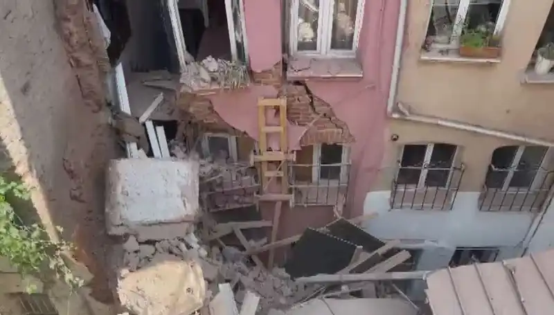 İstanbul’da Üç Katlı Binanın Balkonu Çöktü: Olayın Ayrıntıları