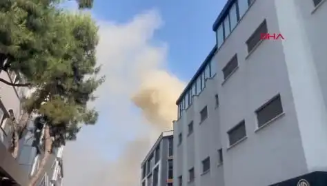 İstanbul'da Yangın Paniği: 4 Katlı İş Merkezi Alev Alev!