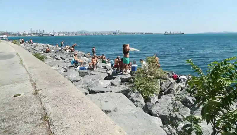 İstanbul'da Hava Isındı, Sahil Kenarında Zamanı Geçirenler Akın Etti
