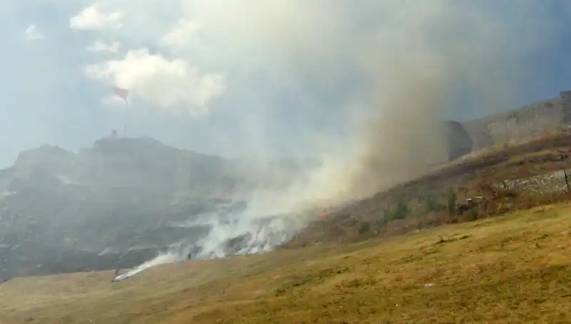 Kars Kalesi Eteklerinde Rüzgarlı Günler: Anız Yangınıyla Tehlikeli Anlar