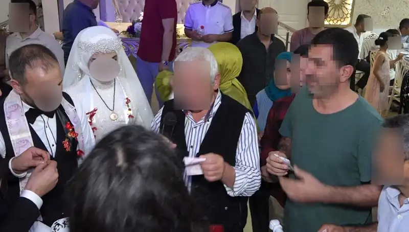 Davetsiz Düğüne Giden Kadın, Pasta Yedi ve Takıları Çaldı!