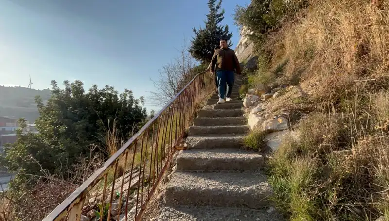 Uçurum Kenarındaki Evler: 107 Basamakla Zirveye Çıkmak