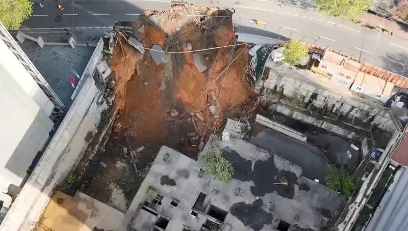 Sarıyer'de Beklenmedik Yol Çökmesi: Cadde Ekipler Tarafından Trafiğe Kapatıldı