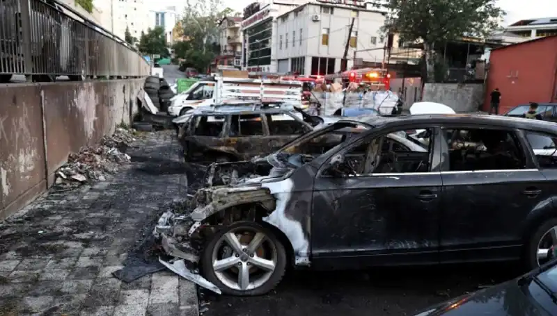 Sanayi Bölgesinde Tamir Bekleyen Araçlar Alev Alev Yandı: Sıcak Saatler