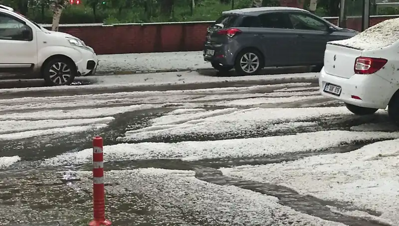 Ardahan'da Dolu Fırtınası: Şehir Bembeyaz Bir Manzara Dönüşüyor