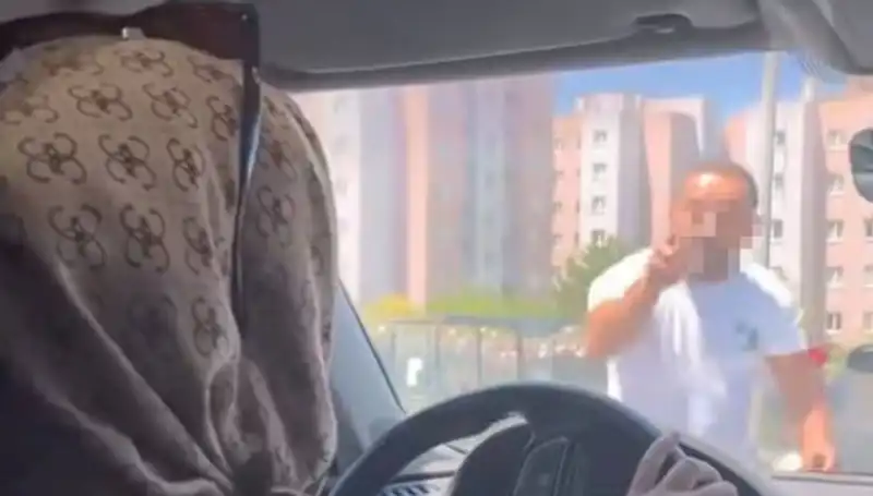 Trafikte Dehşet Anları: Önünü Kestim, Camını Kırdım!