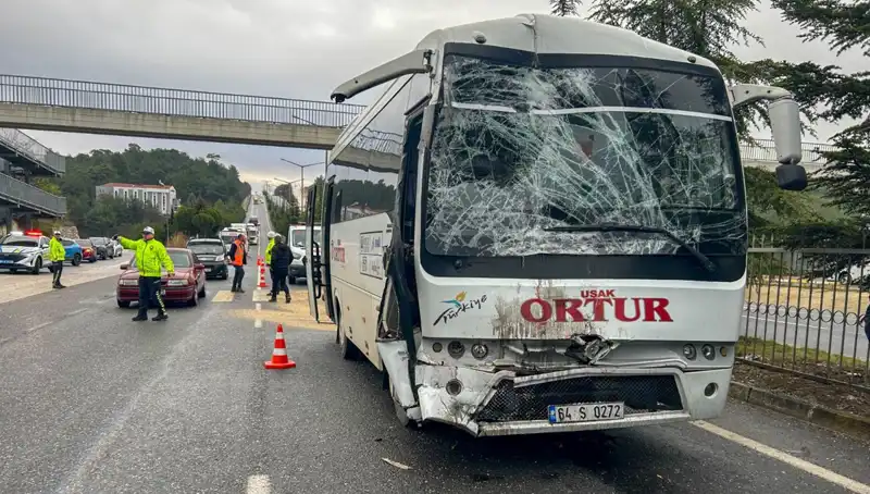 Uşak’ta İşçi Servisleri Feci Kaza Geçirdi: Çok Sayıda Yaralı Hastaneye Kaldırıldı
