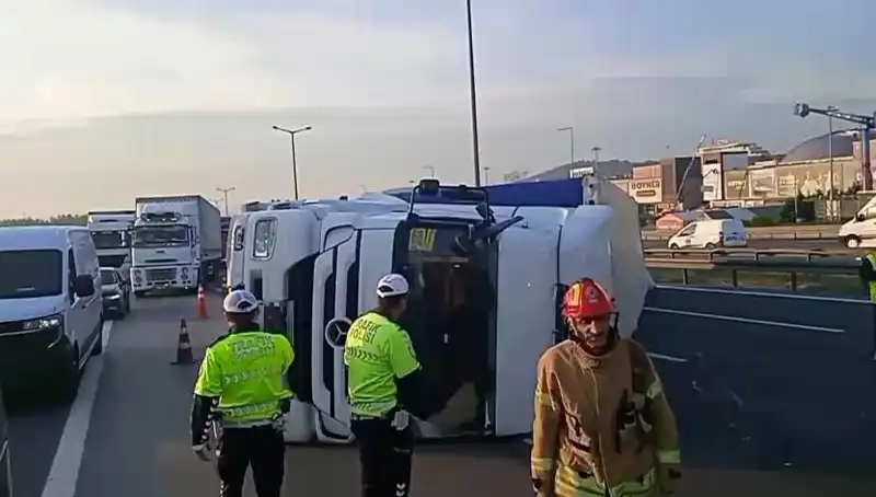 Pendik TEM Otoyolu'nda TIR Devrildi: İstanbul Yönünde Çileli Bekleyiş