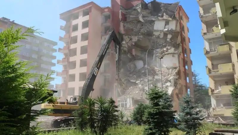 Deprem Zannedilen Olayın Aslı: İki Bina Yıkılıyor, Dalgalar Sebep Oldu!