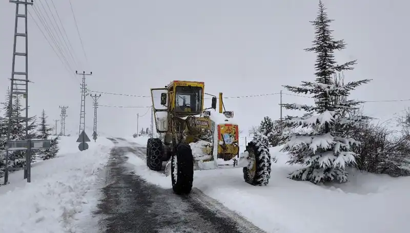 Kayseri'yi Kar Bastı! Kapanan Yollar Kısa Sürede Açılıyor