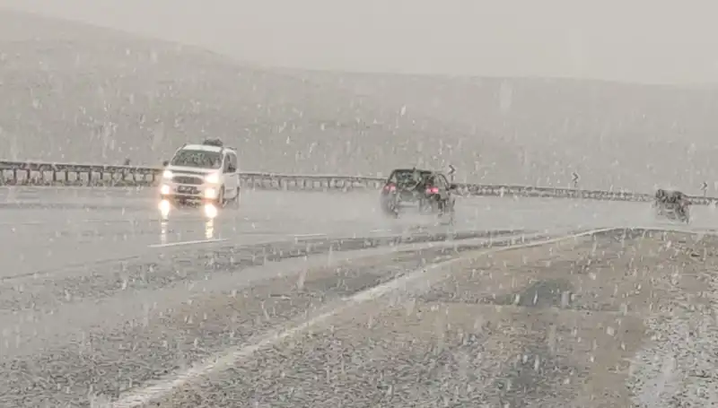 Nisan Ayında Kar Sürprizi: Baharı Beklerken Bembeyaz Bir Görüntü