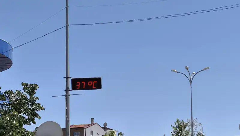 38 Dereceyi Gösteren Termometrelerle Yazın En Sıcak Günü!