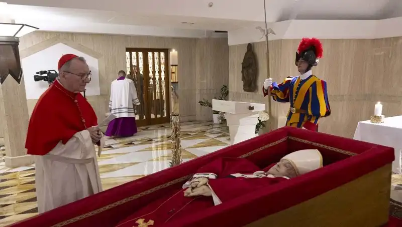 Papa'nın Hayatına Dair Son Anları: Tabuttaki Fotoğraflar Ortaya Çıktı