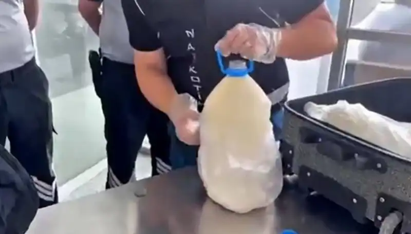 Havalimanında Şok! Süt Şişesinde 12,8 Kilogram Kaçak Madde Ele Geçirildi