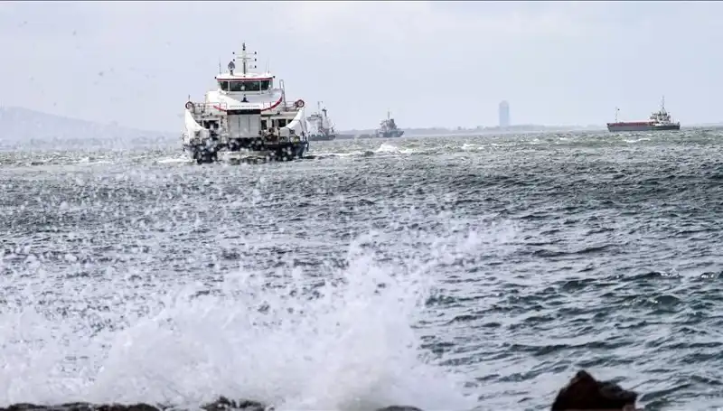 İzmir'de Fırtına Nedeniyle Vapur Seferleri Durdu: Yolcular Ne Yapmalı?