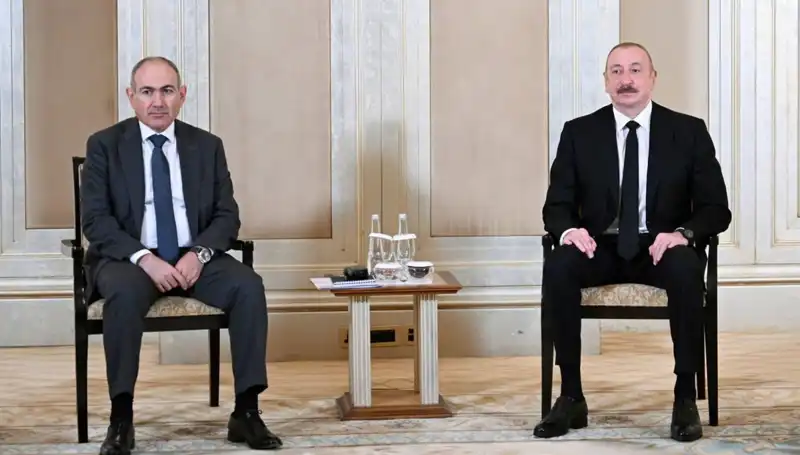 Aliyev ve Paşinyan, Abu Dabi'de İkili Görüşmelerle Barış Yolunda Adım Attı
