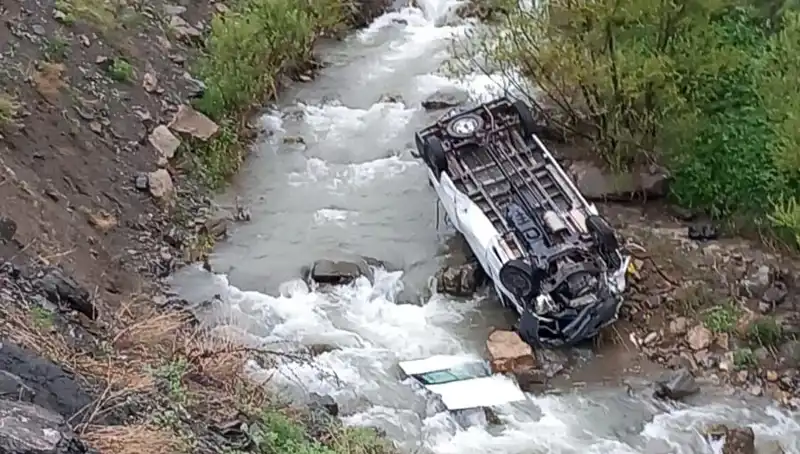 Hakkari'de Minibüs Devrildi: İki Ölü, Üç Yaralı Kaza!
