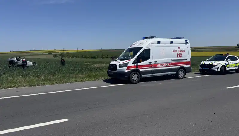 Edirne'de Devrilen Araçta Yaralanan Sürücü ve Eşi Hastaneye Kaldırıldı