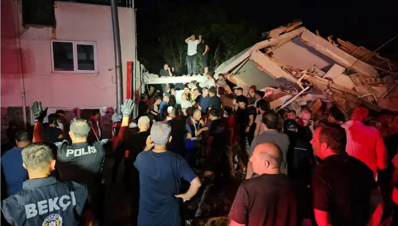 Balıkesir Sındırgı'da Meydana Gelen Şiddetli Deprem: Kayıplar ve Yaralar
