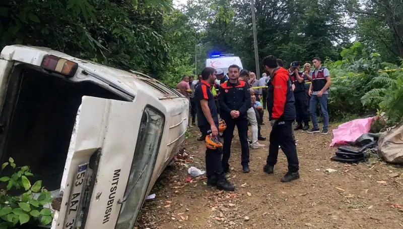 Rize'de Minibüs Faciası: Yamaçtan Yuvarlanma Sonucu İki Ölü, Üç Yaralı