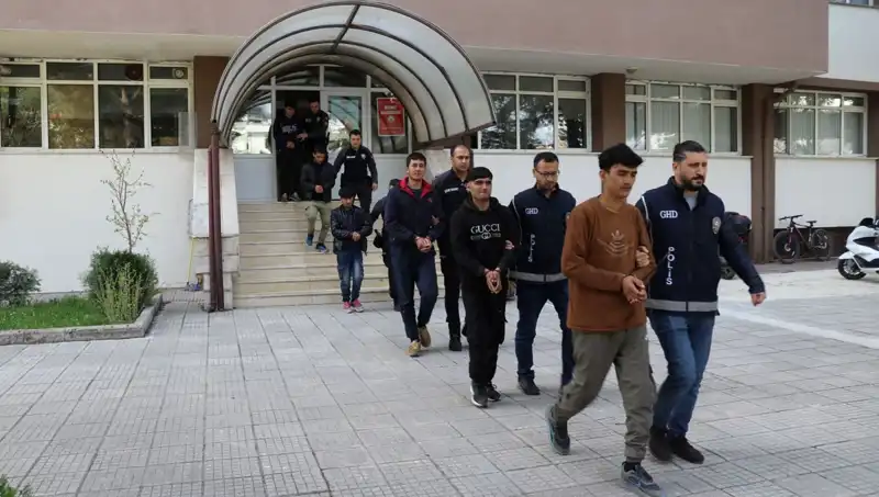 Düzensiz Göçmen Operasyonları: İki İlde 21 Kişi Yakalandı!