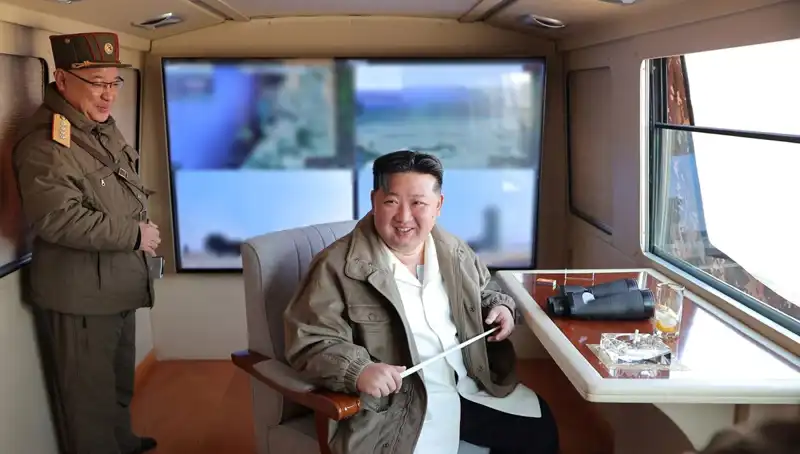 Kim Jong Un, "Üstün Savaş Yeteneği" ile Uçaksavar Füzesini Test Etti