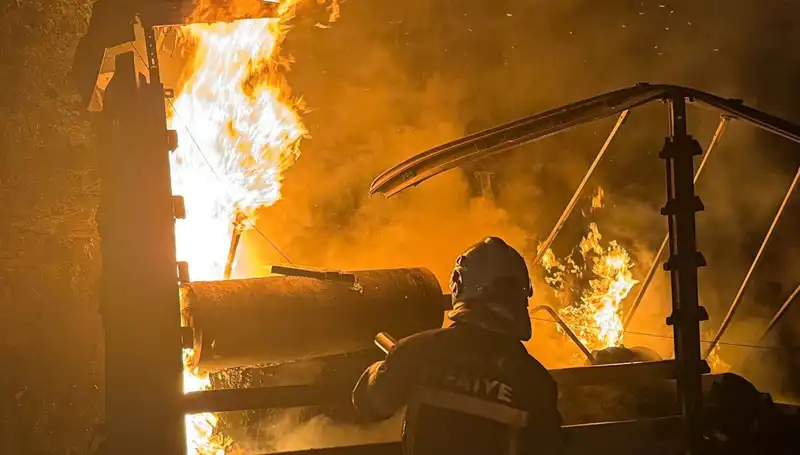 Tır Yangını Ormanı Tehdit Etti: Yangın İki Farklı Noktada Dört Saat Süreyle Sürüldü