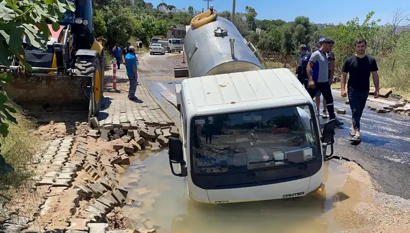 Bodrum’da Su Hattı Patladı, Tanker Derin Çukura Düştü!