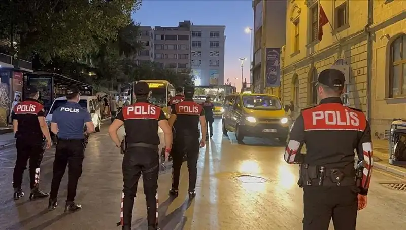 Megakentte Gözaltılar: Suçla Mücadelede 4 Saatte Yüzlerce Operasyon