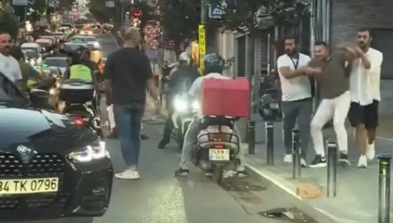 Nişantaşı'nda Kadına Sopayla Saldırı: Yol Verme Kavgası Büyüdü