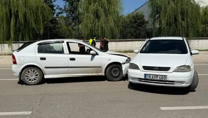 İki Otomobil Çarpıştı: Kaza Anları ve Yaralıların Durumları