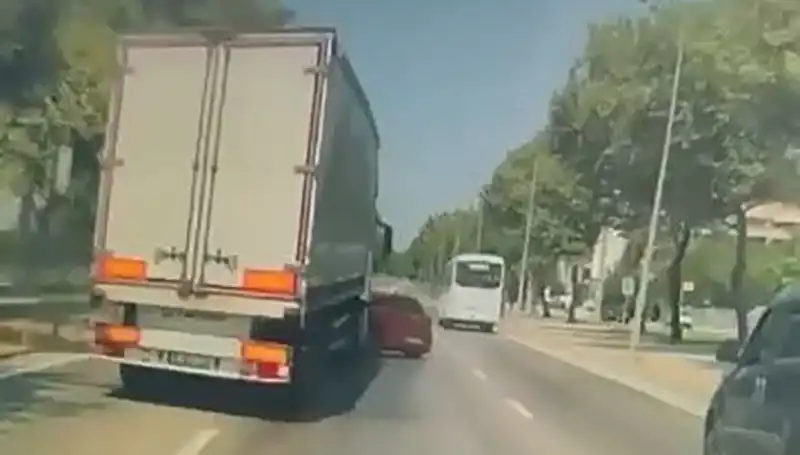 Bursa'da Kör Nokta Kazası: Hayatını Kaybeden Genç Adam ve Kontrolsüz Sürücüler