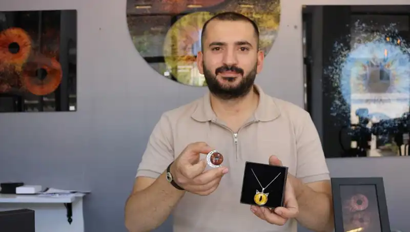 Çektiği İris Fotoğraflarını Takı ve Tabloya Dönüştüren Sanatçı