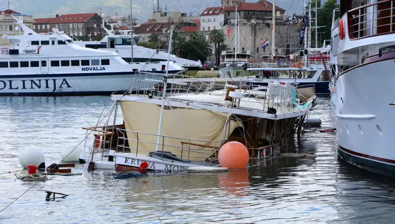 Hırvatistan'da Fırtına Ortalığı Salladı: Feribot Battı!
