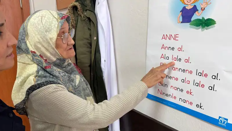 65 Yaşındaki Ayşe Teyze, Okuma Yazma Hayalini Gerçekleştiriyor