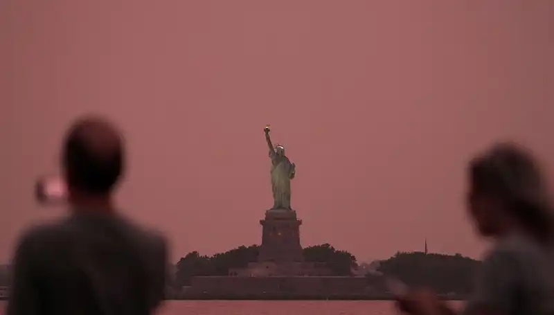 Kanada Yangınlarının Dumanı New York’un Gökyüzünü Kırmızıya Boyadı