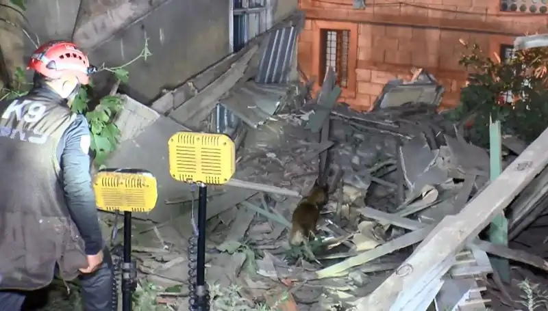 İstanbul'da Deprem Sonrası Yıkılan Bina: Hasar Tespiti ve Kurtarma Çalışmaları