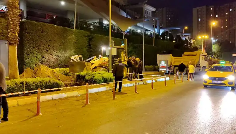 AVM Girişinde Doğalgaz Alarmı: Kalabalık Panik İçinde Kendini Dışarı Attı