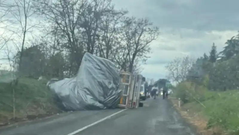 Tekirdağ'da Saman Yüklü TIR Devrildi: Yaralı Kişinin Durumu Ciddi mi?