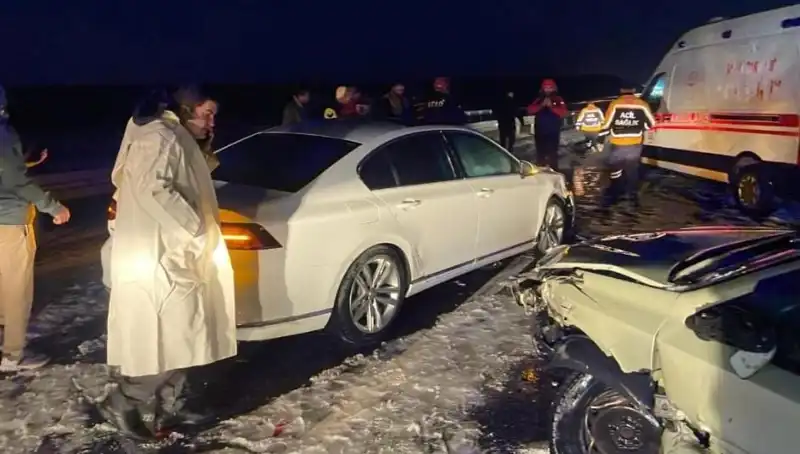 Aksaray'da Zincirleme Trafik Kazası: 15 Kişi Yaralandı!