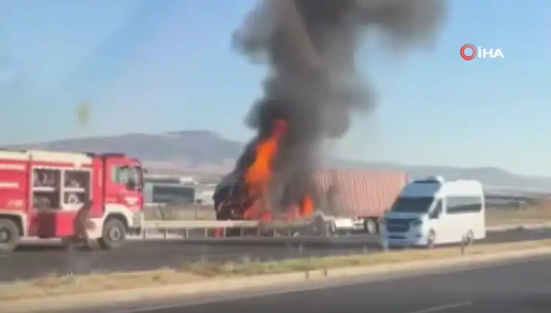Ankara'da TIR Kazası: Alev Alev Yanan Araç Trafiği Felç Etti